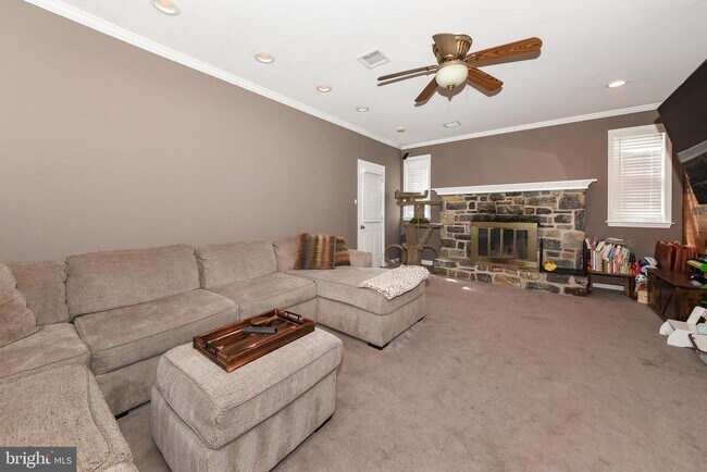 Building Photo - 127 Lark Dr