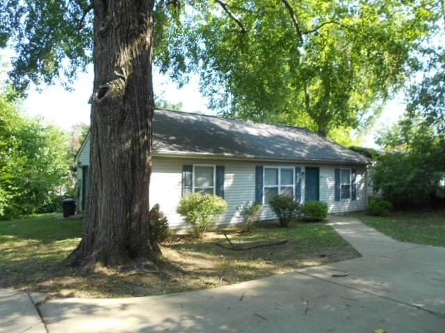 Primary Photo - 3 bedroom 2 bath home - Available 2025!