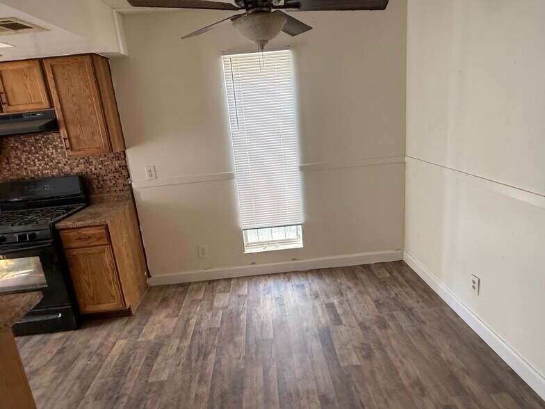 Building Photo - 1405 Vegas Valley Dr