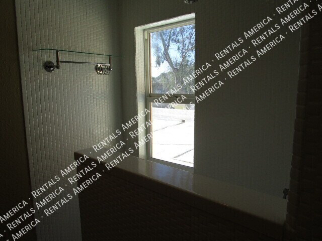 Building Photo - 711 E North Ln