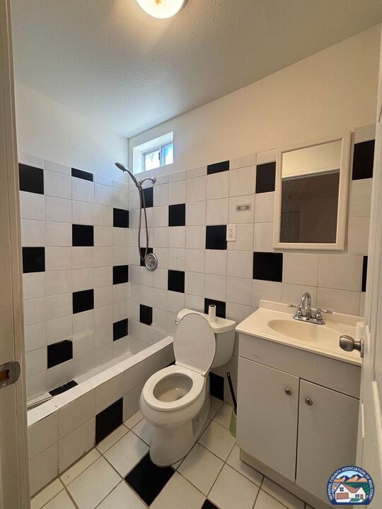 Building Photo - 572 Lenrey Ave