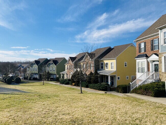 Building Photo - Spacious Lenox Village Townhouse: 3 Beds, ...