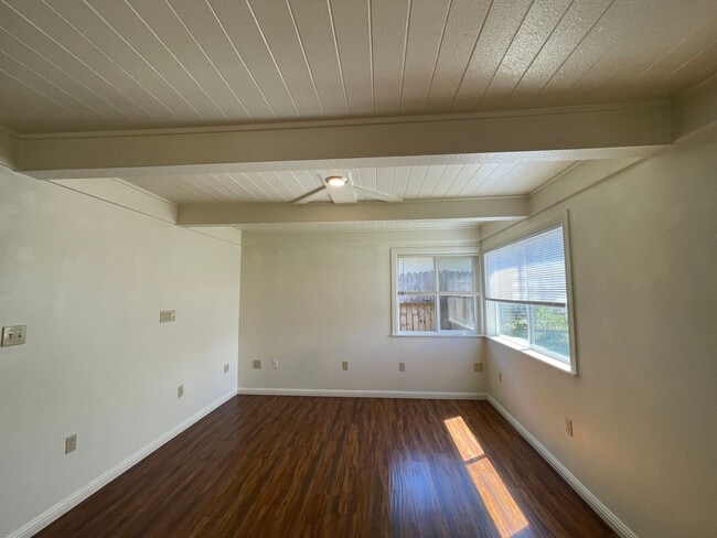 Building Photo - Beautiful and Spacious Pet-Friendly Home!