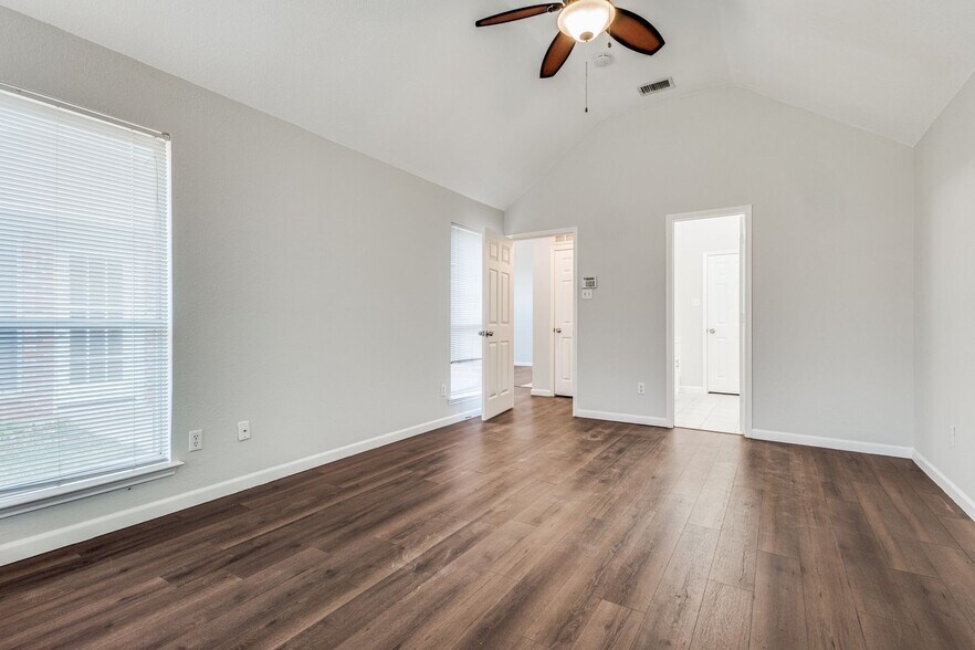 Building Photo - 2317 Suntree Ln