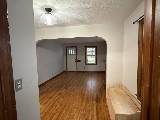 Building Photo - 320 Rosslyn Ave