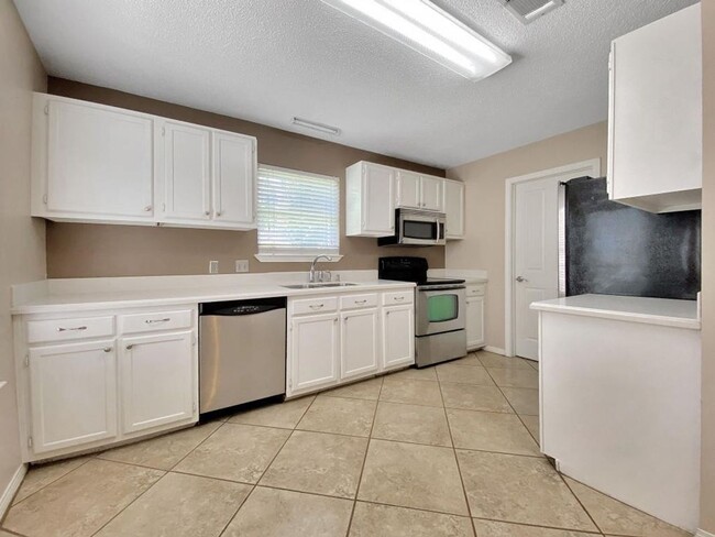 Building Photo - Lovely 3 Bedroom Home in Fort Walton Beach!