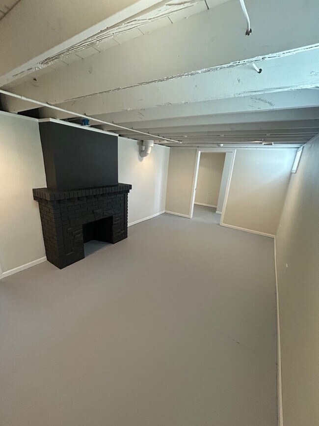 Building Photo - 1543 Gladstone Dr SE