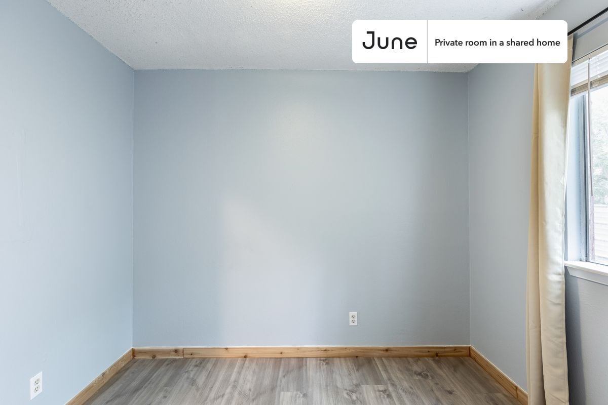 Building Photo - Room in Shared 3 bed/1.5 bath home