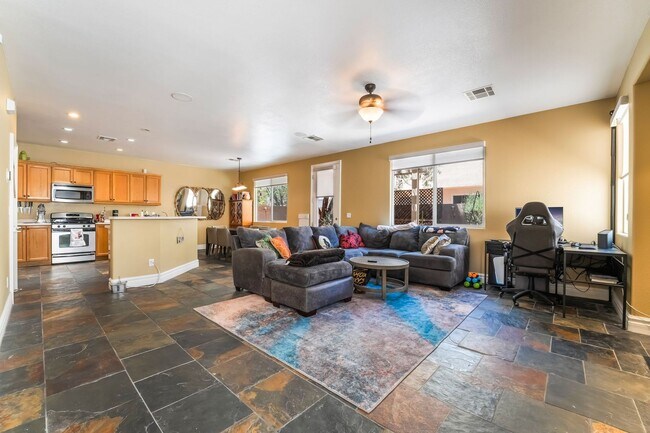 Building Photo - Charming 3 Bedroom Home in the Heart of So...