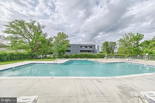 Building Photo - 13 Warren Lodge Ct