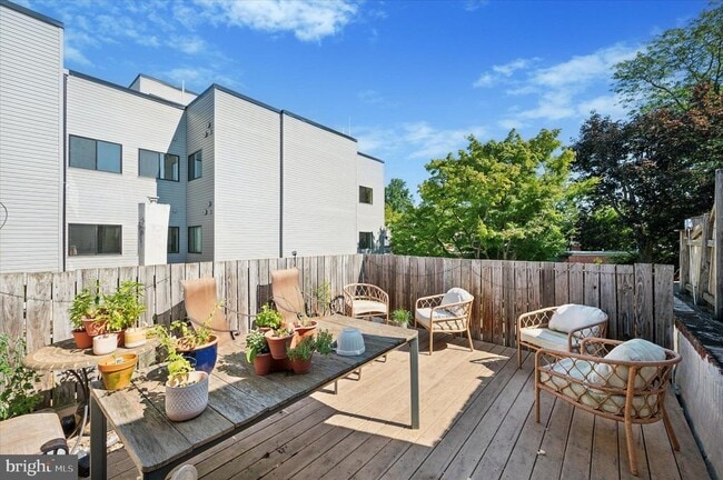 Building Photo - 3725 Lancaster Ave