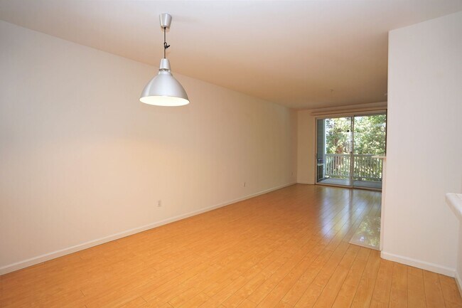 Building Photo - Beautiful & Spacious Condo in Desirable Sunnyvale Location!