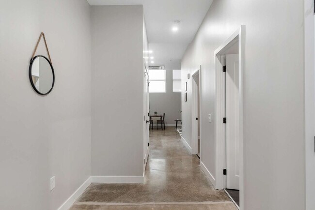 Building Photo - 205 W 4th St