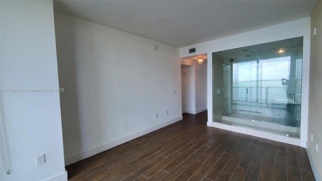 Building Photo - 460 NE 28th St