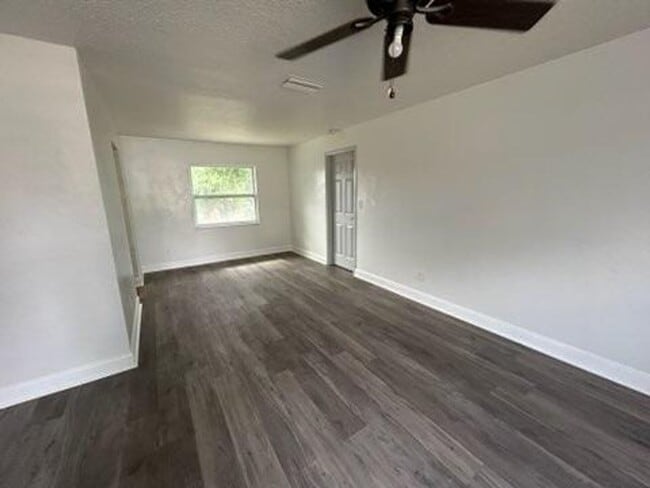 Building Photo - 1645 E Paradise Ln