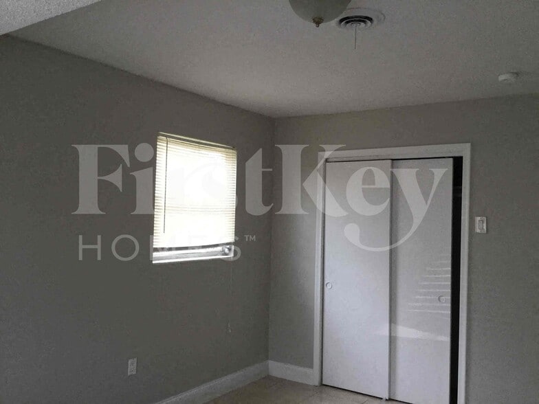 Building Photo - 5971 NW 15th St