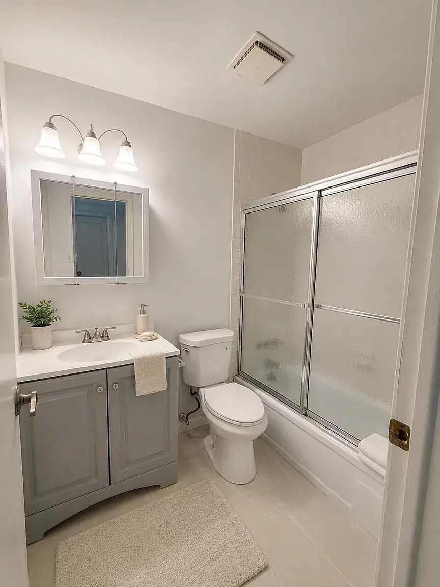 Upstairs Bathroom - 2816 Bingham Dr