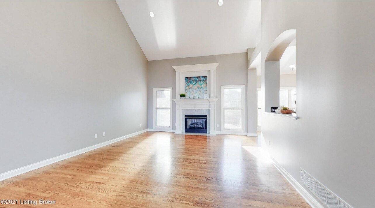 Building Photo - 402 Willow Creek Dr