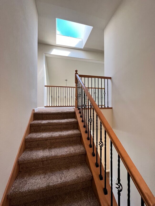 Building Photo - Beautiful 4 Bedroom Home in the Villas Gat...