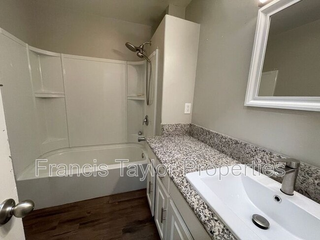 Building Photo - 218 W 8th Ave