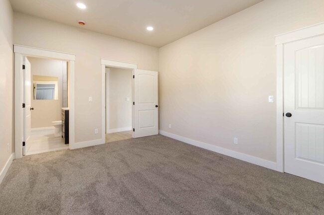 Building Photo - 4320 SW 2nd Ave