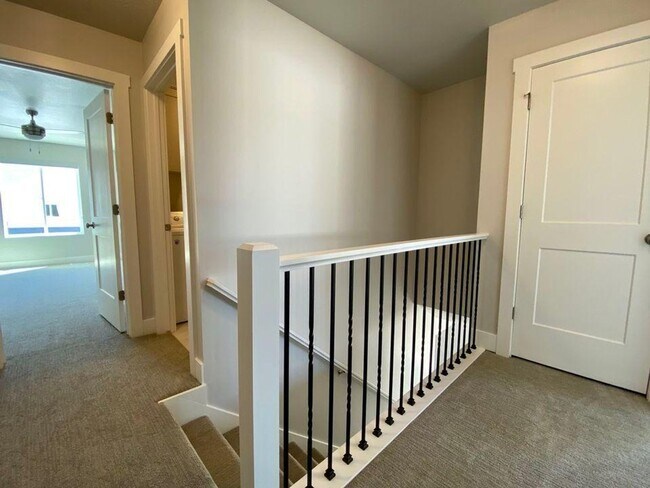 Building Photo - 3 bed 2.5 Bath Clean and Move-in Ready
