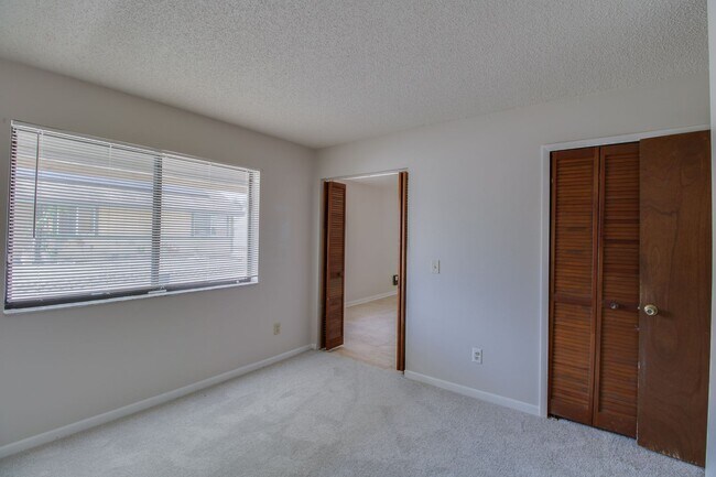 Building Photo - 754 Forest St