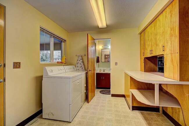 Building Photo - 3411 W Hillcrest Dr