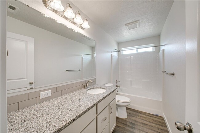 Building Photo - Beautiful 5 Bedroom Home in Nampa, Great L...