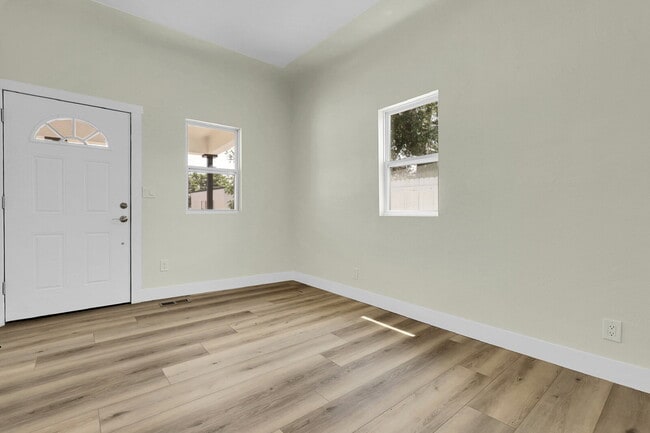 Building Photo - $2,295 - 2 Bed, 1 Bath Newly Renovated Hom...