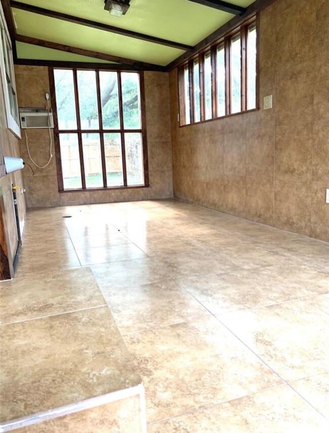 Building Photo - 20615 Valley Wells Dr