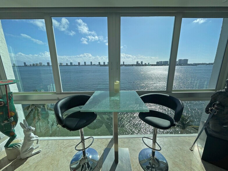 Building Photo - 301 Lake Shore Dr