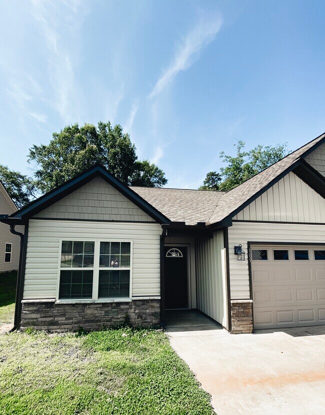 Building Photo - 241 Mary High Dr