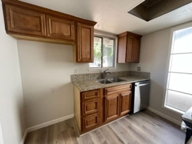 Building Photo - Great 3 Bed 2 Bath Duplex