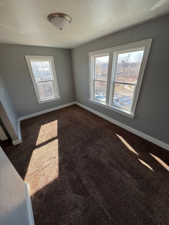 Building Photo - 915 S Chestnut Ave