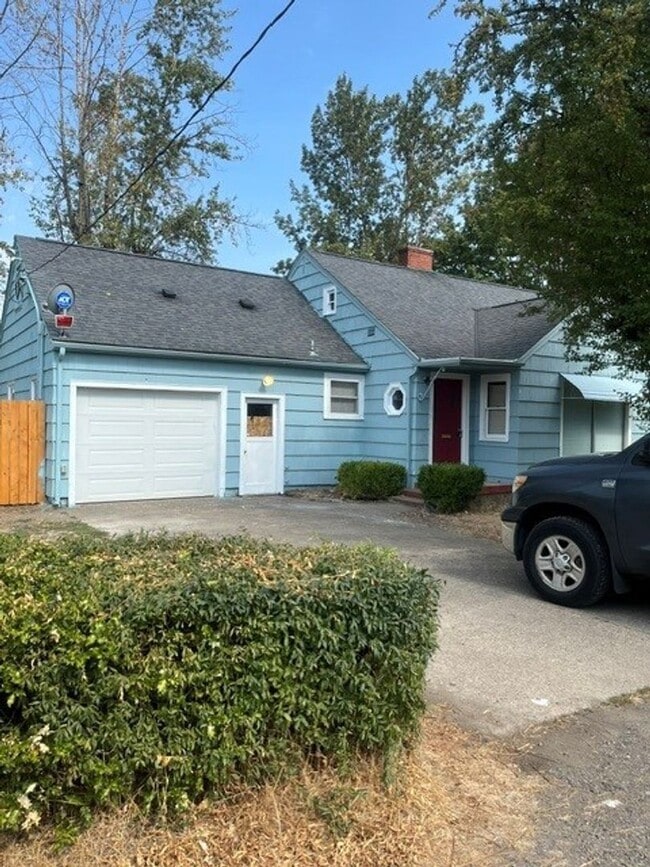 Building Photo - Spacious 3 bedroom home, available now!