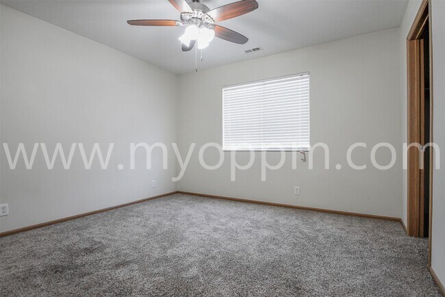 Building Photo - 2 Bedroom / 2 Bathroom Unit | Cornhusker Creek Apartment