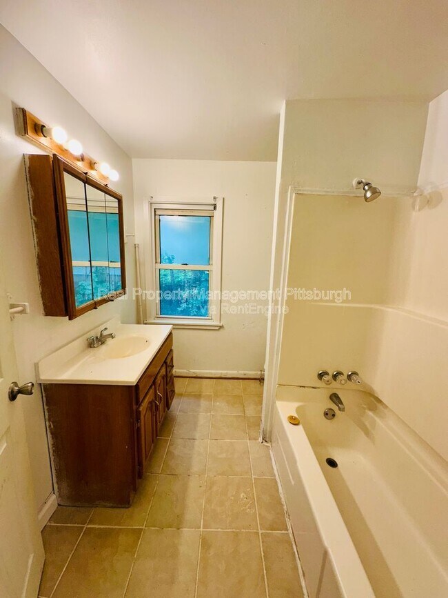 Building Photo - 1721 Scott St