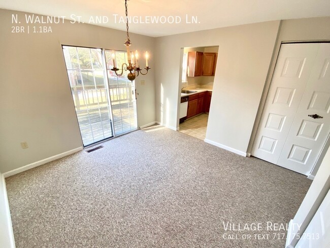 Building Photo - Spacious END-UNIT 3-BR Townhome in Dallast...