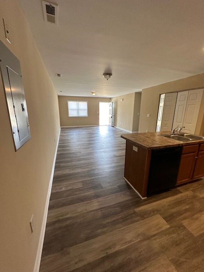 Building Photo - 3 Bedroom 2 Bathroom Duplex