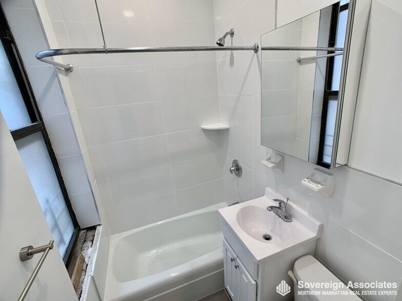 Building Photo - 3133 Broadway