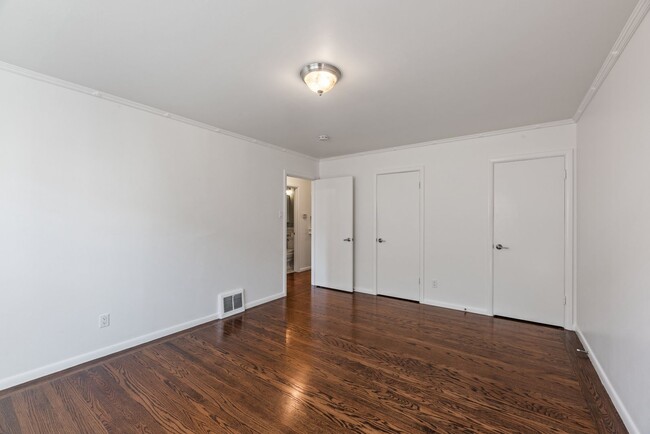 Building Photo - Stunning, Pet Friendly Edwardian 2BR Remod...