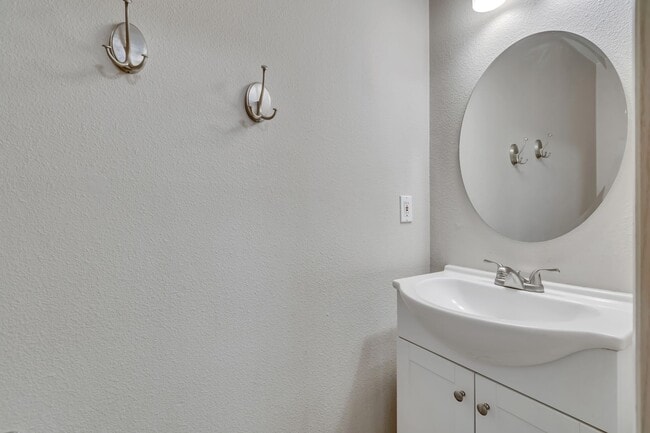 Building Photo - SILVER FIRS 3 BED 2.5 BATH TOWNHOUSE AVAILABLE NOW