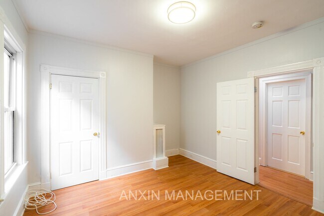 Building Photo - 298 Brookline St