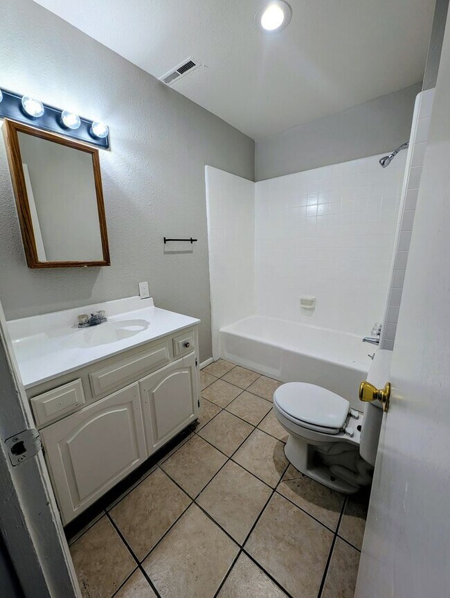 Building Photo - 4-bedroom house with a 2-car garage available in Hawthorne