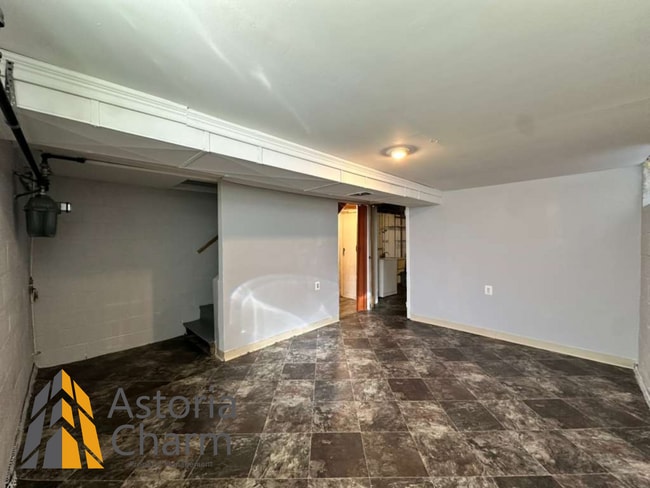 Building Photo - 3 Bedroom Home with Finished Basement, Parking, and Fenced Yard