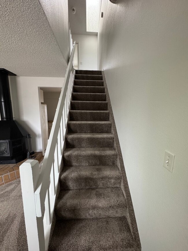 Building Photo - 2 Bedroom 1 1/2 Bath Townhome