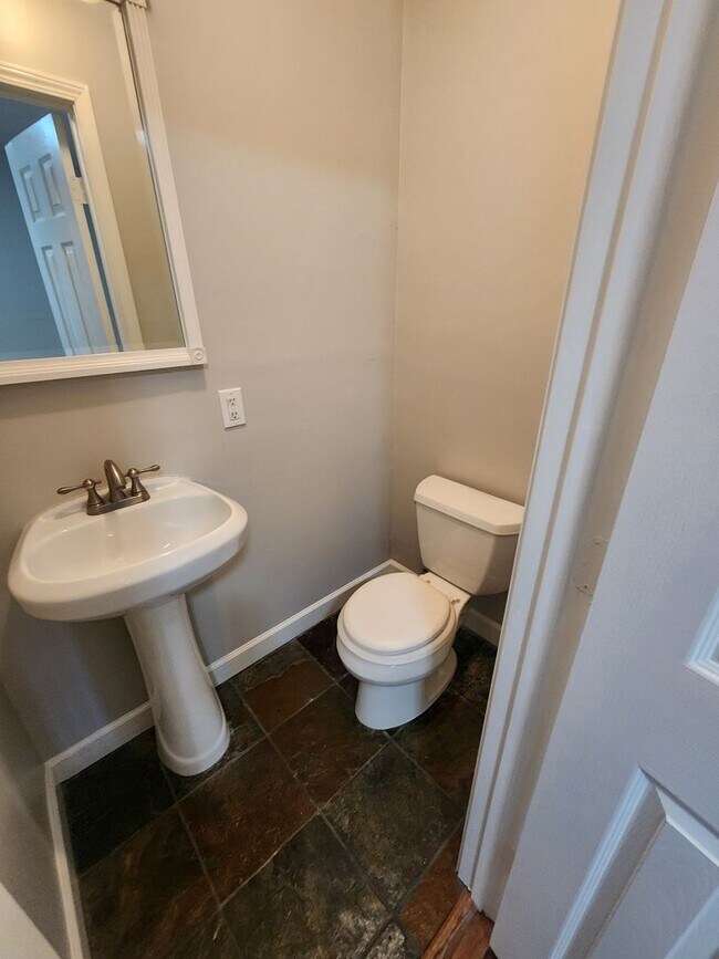 Building Photo - Updated 3 bedroom 1.5 home great for enter...