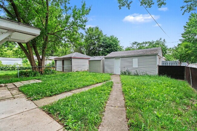 Building Photo - OWNER SPECIAL- Sign your lease by 9/22 and receive $50 off a month!