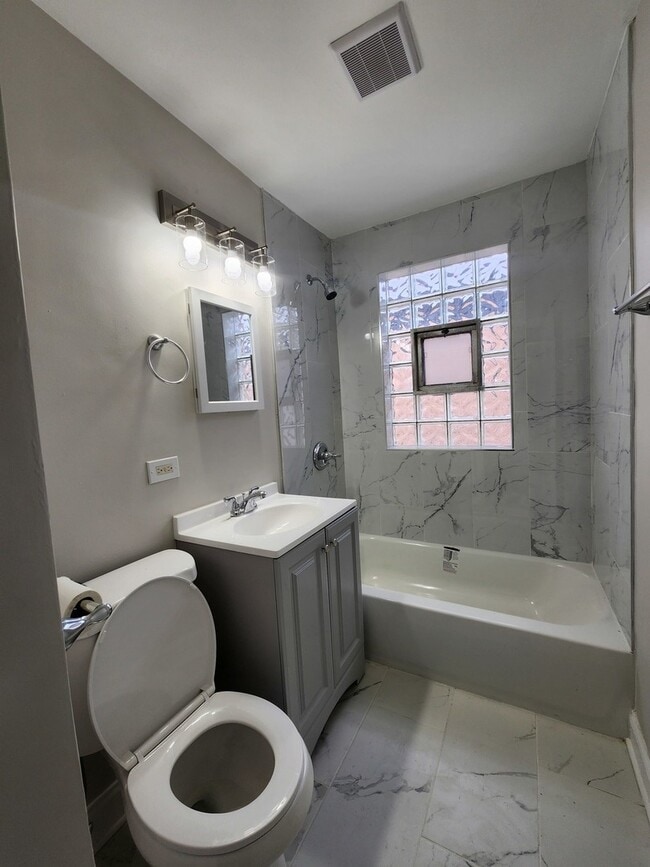 Building Photo - 10104 S Prairie Ave